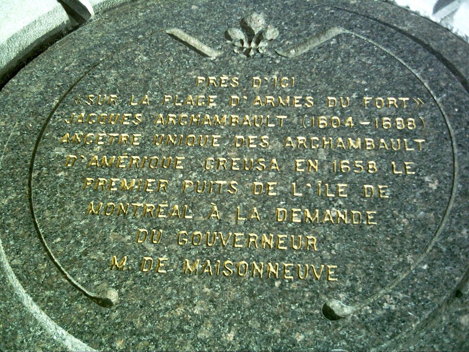 Plaque de granit rappelant que Jacques Archambault creusa en 1658 le premier puits de l'île de Montréal, à la demande du gouverneur de Maisonneuve