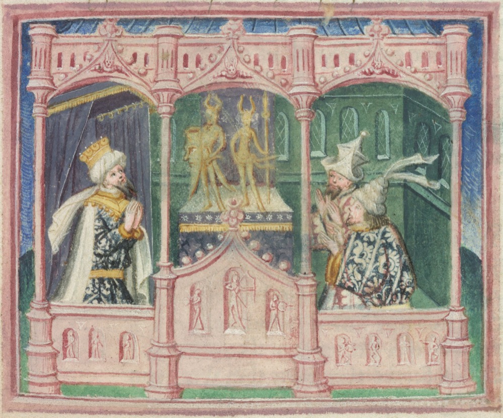 Peinture médiévale d'un roi couronné priant devant des idoles dorées, avec deux hommes coiffés de hauts chapeaux