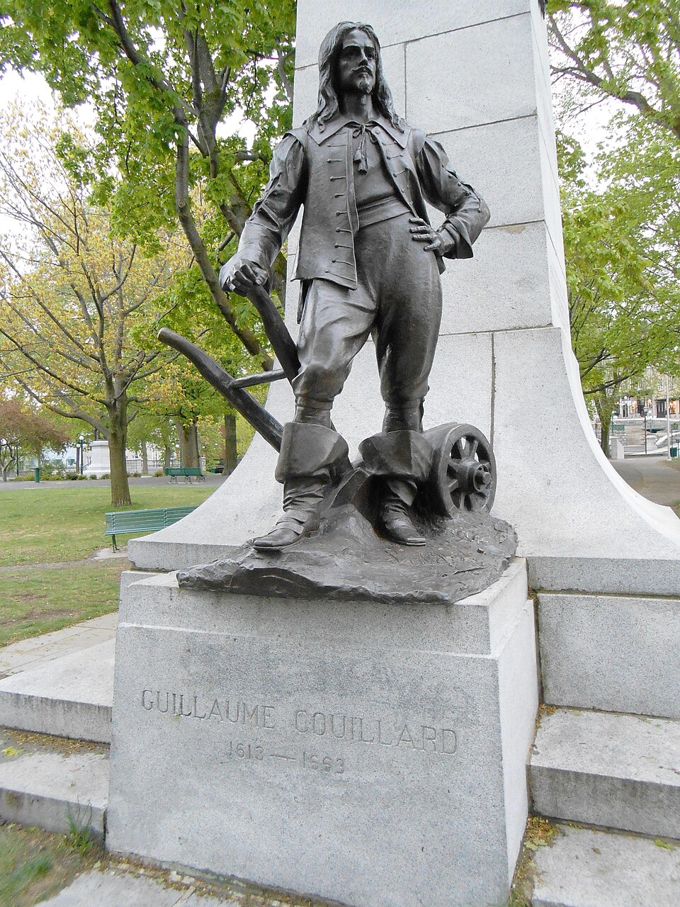 Statue en bronze de Guillaume Couillard appuyé sur une charrue